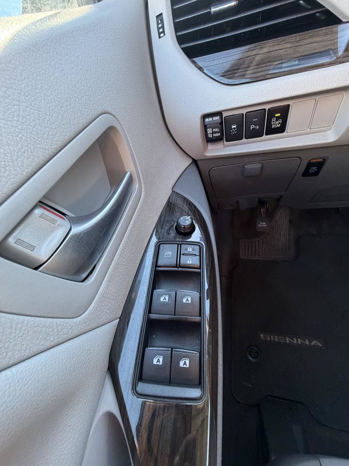 Used 2017 Toyota Sienna XLE w/ XLE Navigation Package FWD image 39