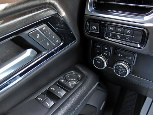 Used 2025 GMC Yukon Denali AWD/4WD image 39
