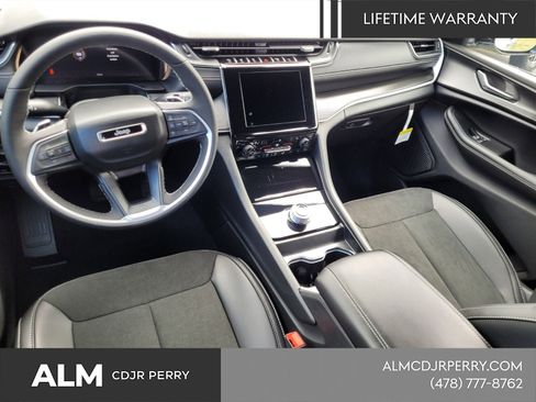 New 2025 Jeep Grand Cherokee Laredo image 9