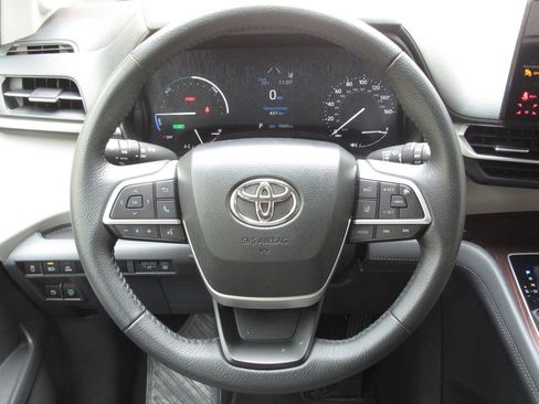 Used 2023 Toyota Sienna XLE w/ XLE Plus Package AWD/4WD image 28