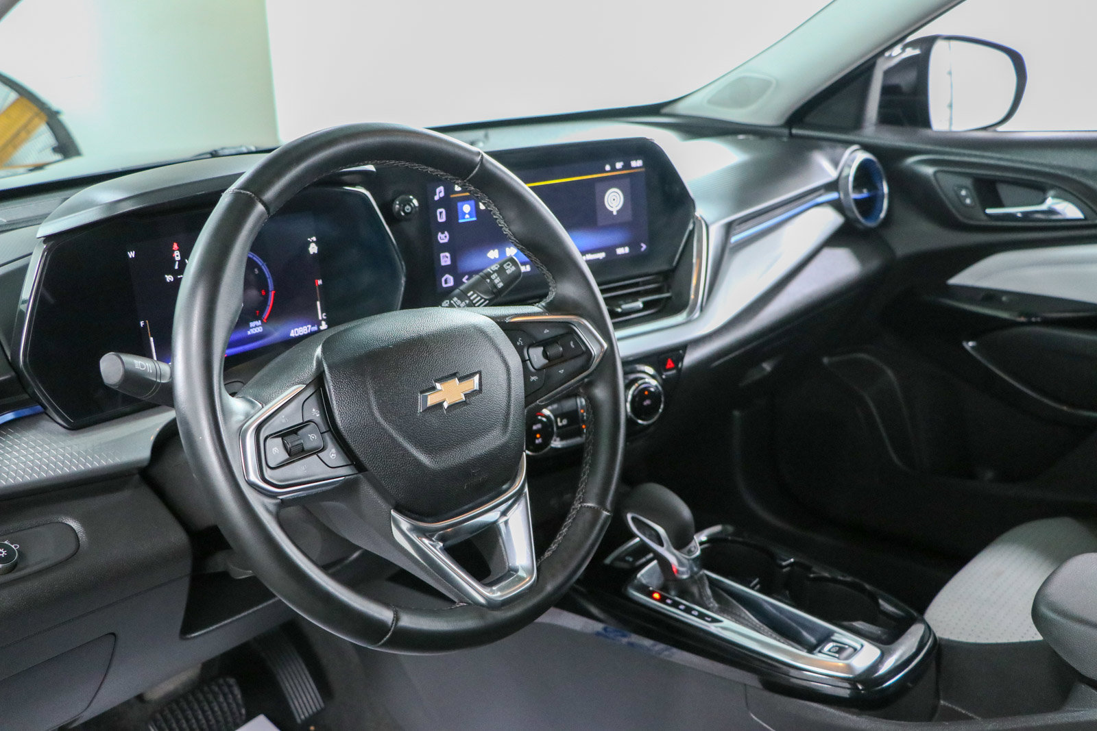 Used 2025 Chevrolet Trax LT w/ LT Convenience Package FWD image 22