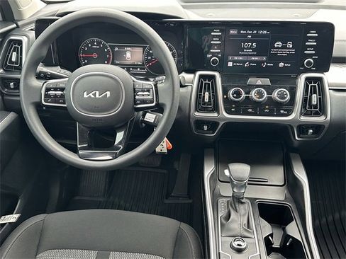 Used 2023 Kia Sorento LX image 10