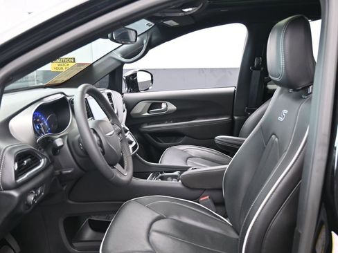 Used 2024 Chrysler Pacifica Limited w/ S Appearance Package image 12