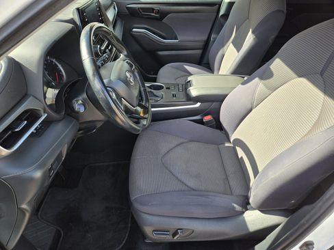 Used 2020 Toyota Highlander LE FWD image 7