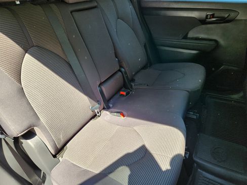 Used 2023 Toyota Highlander LE AWD/4WD image 16