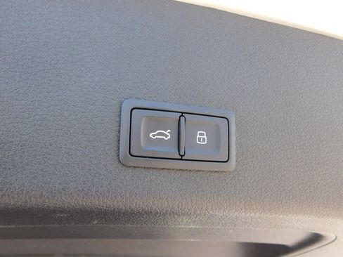 Used 2021 Audi e-tron Premium Plus w/ Premium Plus Package AWD/4WD image 10