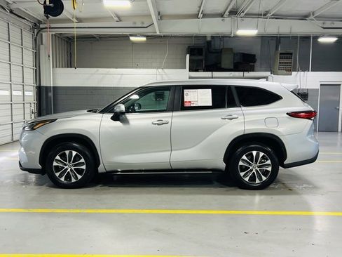 Used 2023 Toyota Highlander XLE image 18