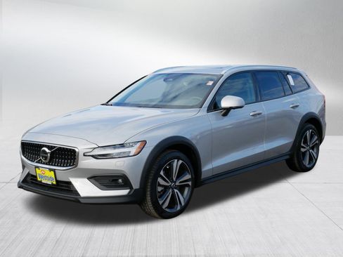 Used 2025 Volvo V60 B5 Cross Country Plus image 3