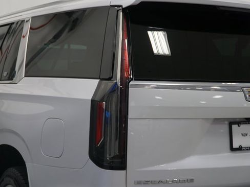 Used 2022 Cadillac Escalade ESV Premium Luxury image 4