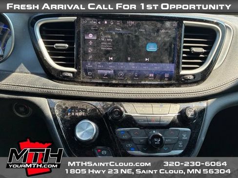 Used 2023 Chrysler Pacifica Touring FWD image 13