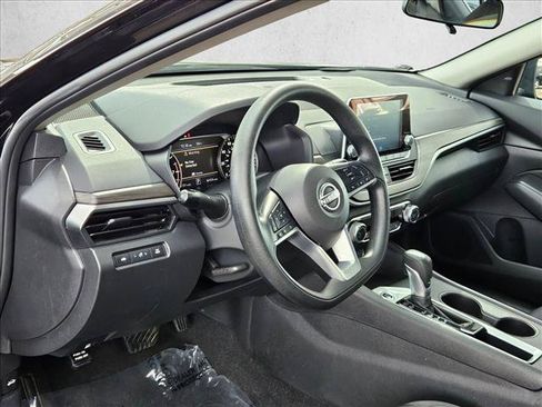 Used 2025 Nissan Altima 2.5 SV FWD image 10