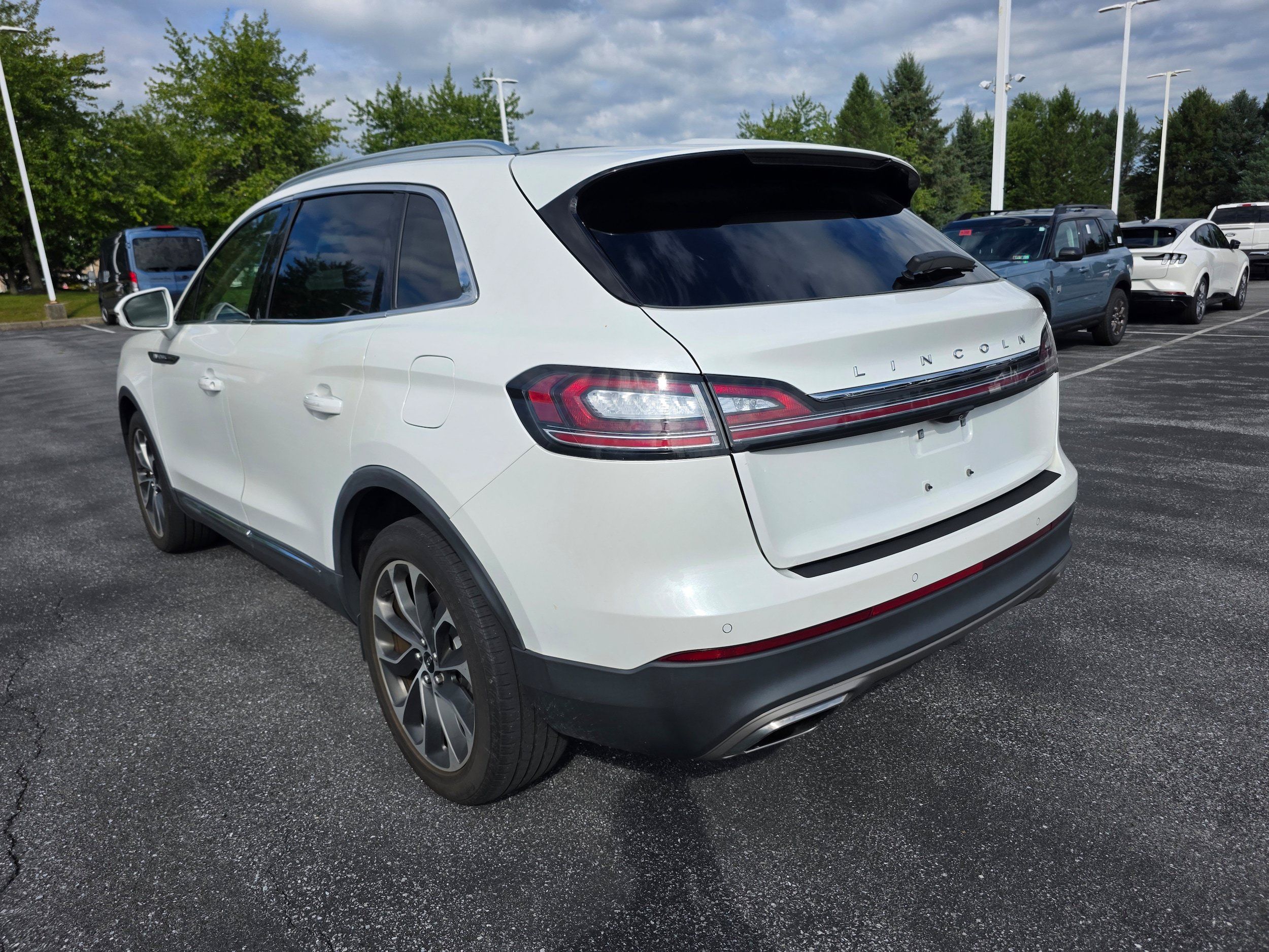 Used 2022 Lincoln Nautilus Reserve AWD/4WD image 3