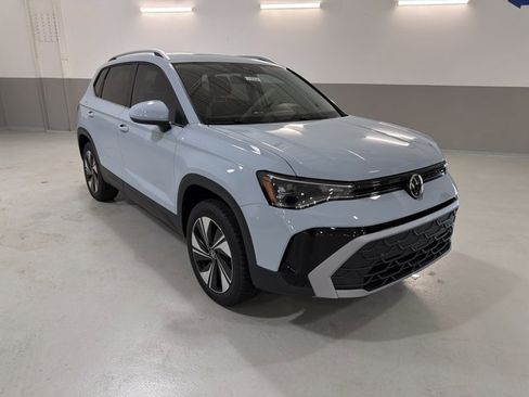 New 2026 Volkswagen Taos SE image 4