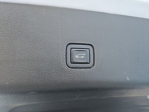 Used 2022 Chevrolet Traverse RS image 95