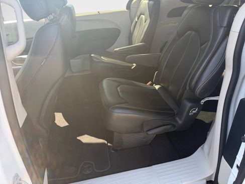 Used 2023 Chrysler Pacifica Touring-L FWD image 24