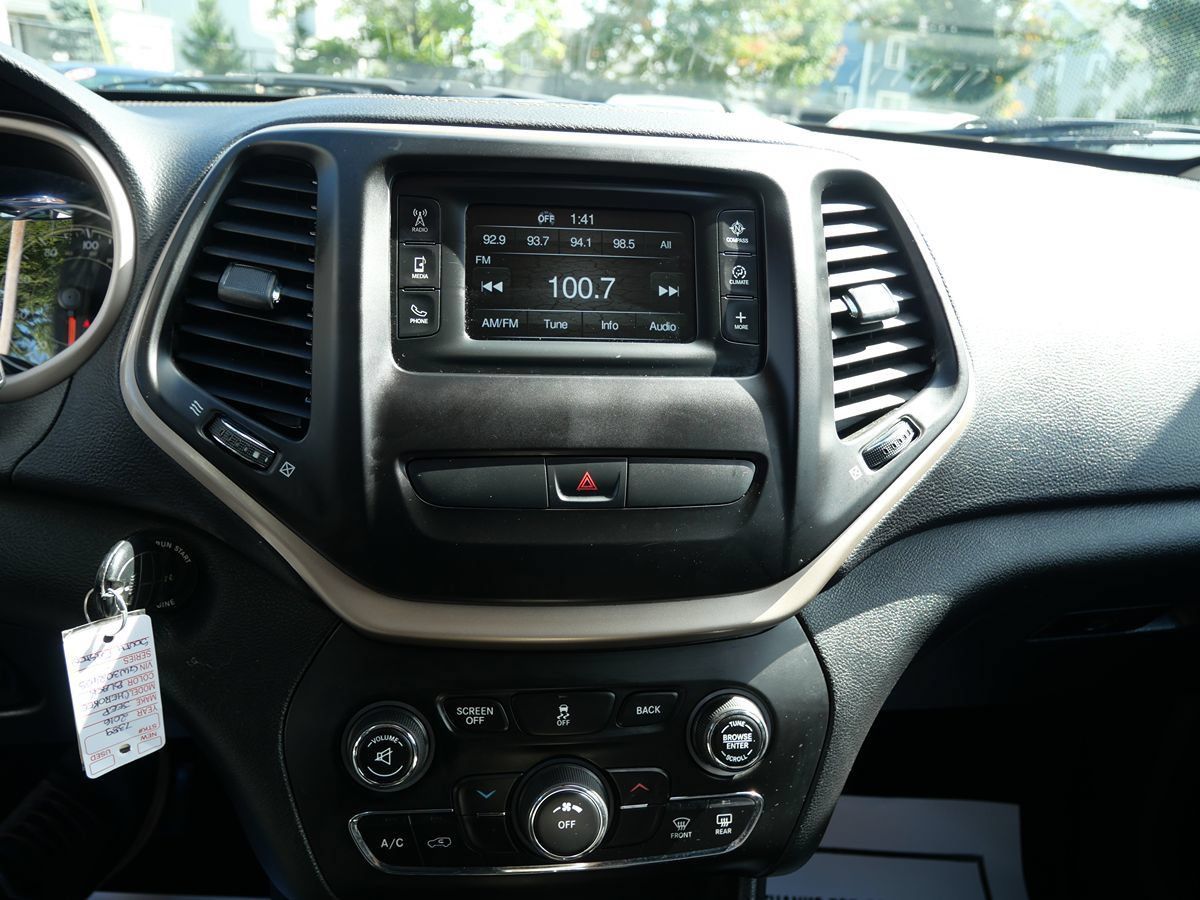 Used 2016 Jeep Cherokee Latitude FWD image 13