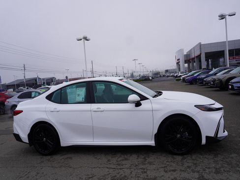 Used 2025 Toyota Camry SE image 4