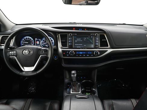 Used 2019 Toyota Highlander SE image 18