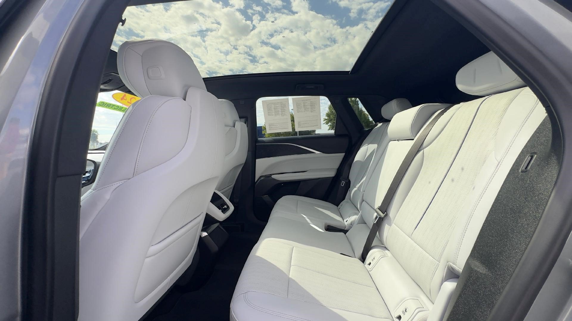 Certified 2024 Cadillac Lyriq Luxury AWD/4WD image 5