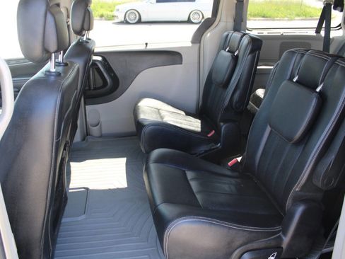 Used 2016 Chrysler Town & Country Touring-L FWD image 15