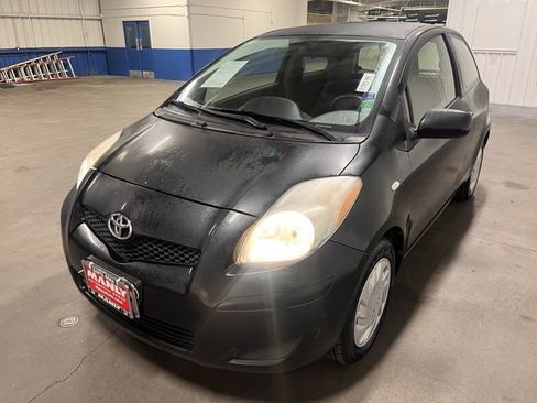 Used 2010 Toyota Yaris 2-Door Hatchback image 7