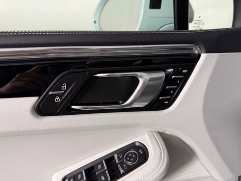 Certified 2025 Porsche Macan image 25