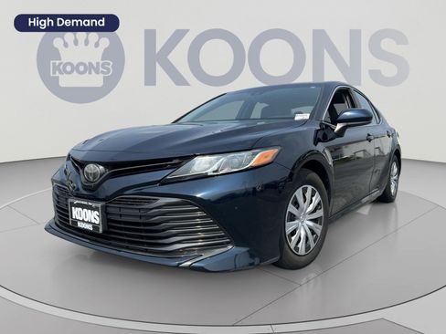 Used 2018 Toyota Camry FWD image 1