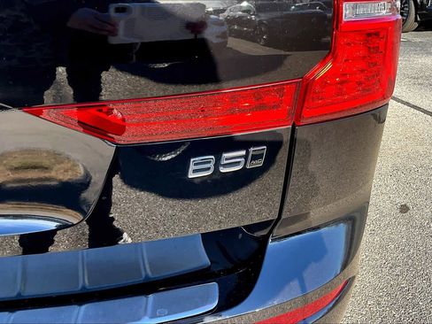 Certified 2023 Volvo XC60 B5 Plus w/ Climate Package image 8