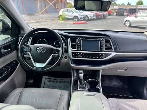 Used 2017 Toyota Highlander Limited AWD/4WD image 11