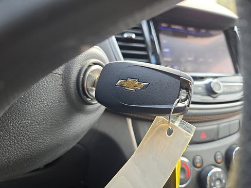 Used 2022 Chevrolet Trax LS w/ Tint and Cruise Package image 23