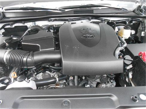 Used 2018 Toyota Tacoma TRD Sport image 20