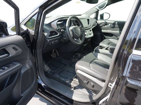 Used 2025 Chrysler Pacifica Select FWD image 13