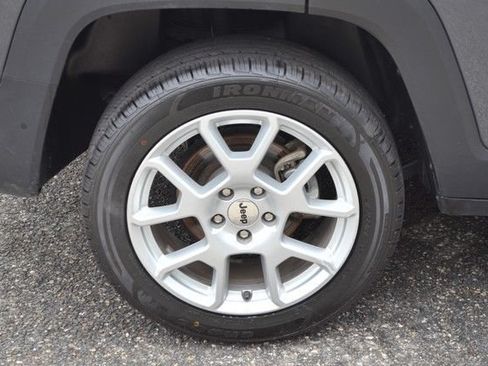Used 2023 Jeep Renegade Latitude AWD/4WD image 11