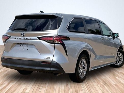 Used 2021 Toyota Sienna LE FWD image 2
