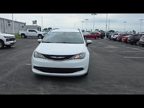 Used 2021 Chrysler Voyager Lxi image 3