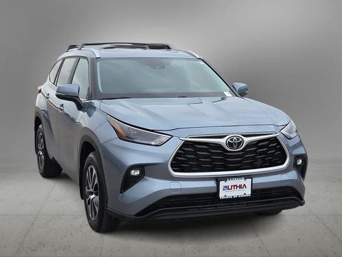 Certified 2024 Toyota Highlander XLE FWD image 3