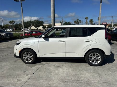 Certified 2025 Kia Soul LX w/ LX Technology Package image 9