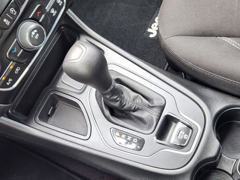 Used 2019 Jeep Cherokee Latitude w/ Popular Appearance Group FWD image 16