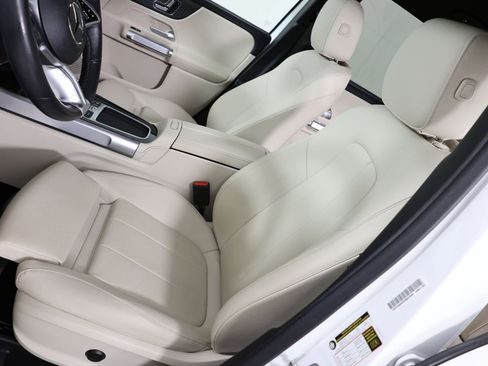 Used 2025 Mercedes-Benz GLB 250 4MATIC image 9