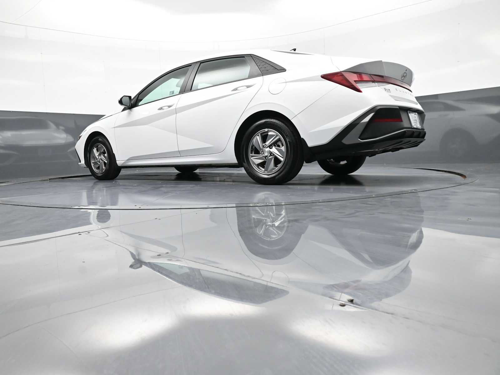 Used 2025 Hyundai Elantra SE FWD image 31