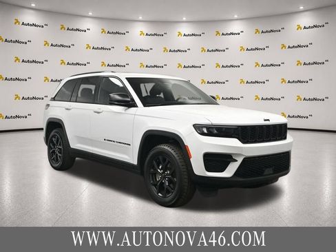 Used 2025 Jeep Grand Cherokee Altitude AWD/4WD image 11
