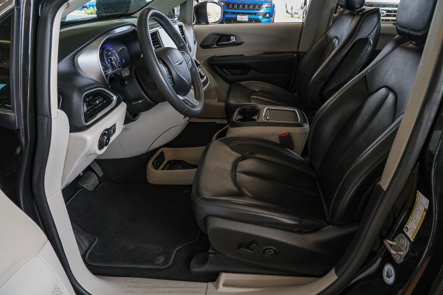 Used 2023 Chrysler Pacifica Touring-L FWD image 9