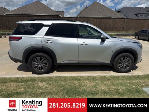 Used 2025 Nissan Pathfinder SV image 8