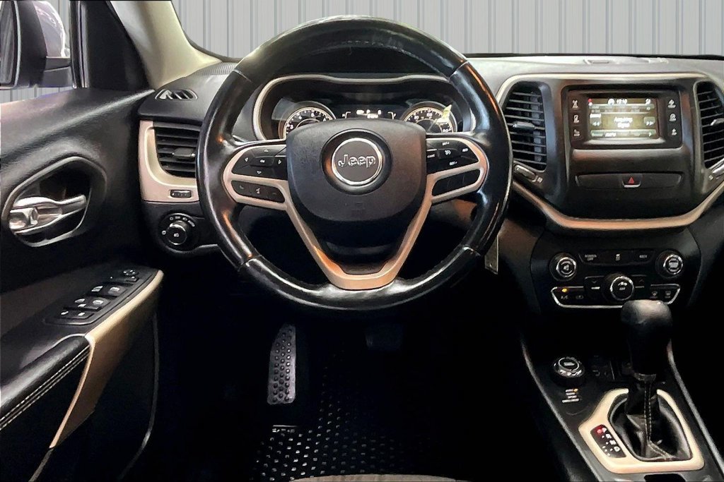 Used 2018 Jeep Cherokee Latitude w/ Altitude Package AWD/4WD image 8