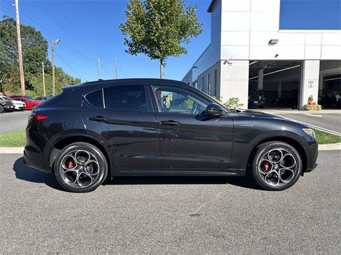 Used 2022 Alfa Romeo Stelvio Veloce image 9