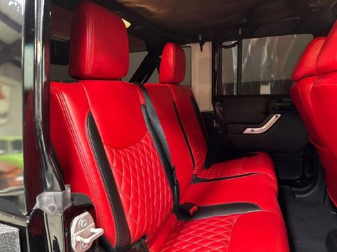 Used 2015 Jeep Wrangler Unlimited Rubicon image 58