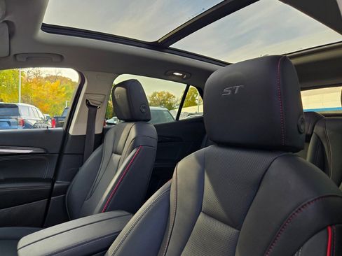 Used 2023 Buick Envision Essence w/ Sport Touring Package image 25