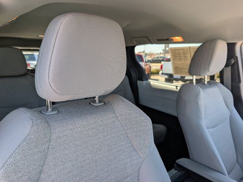Used 2025 Toyota Sienna LE FWD image 3