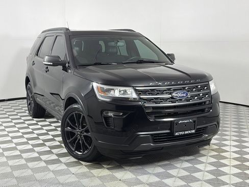 Used 2018 Ford Explorer XLT w/ XLT Appearance Package AWD/4WD image 2