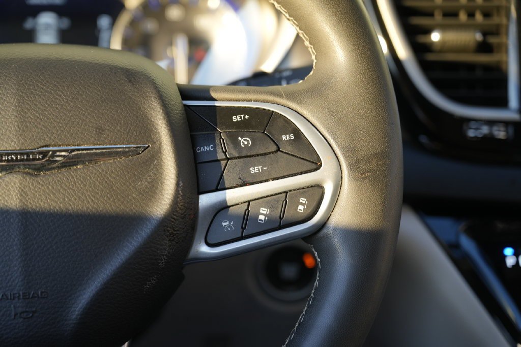 Used 2023 Chrysler Pacifica Touring-L FWD image 37